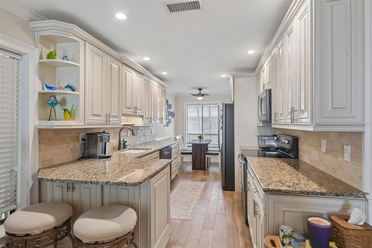 7300 Sunshine Skyway Lane, Unit 206, Saint Petersburg, FL 33711 Photo
