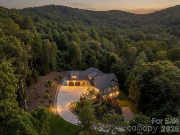 8 Lakeview Drive, Fairview, NC 28730