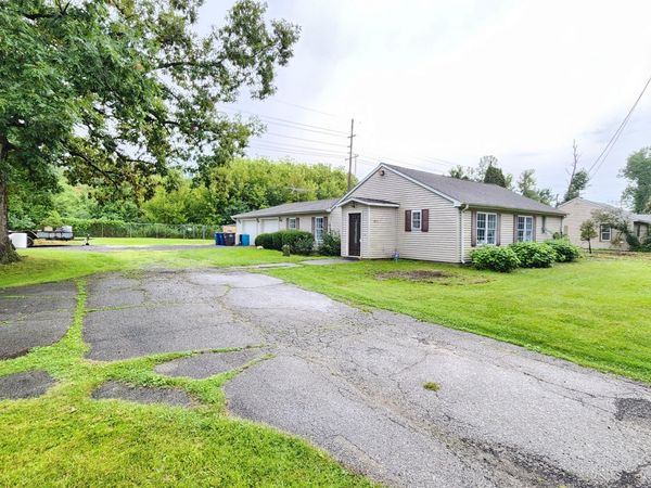 10 1/2 E 36th Place , Hobart, IN 46342