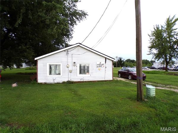 704 W Olive Street , Vandalia, MO 63382