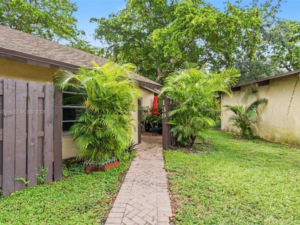 139 Essex Rd , Unit 4-28, Hollywood, FL 33024
