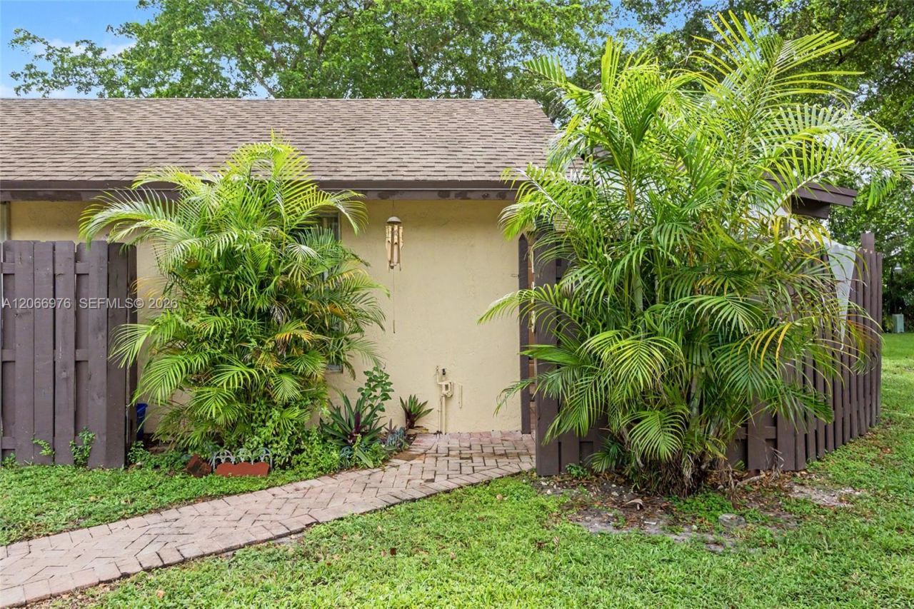139 Essex Rd , Unit 4-28, Hollywood, FL 33024 Photo