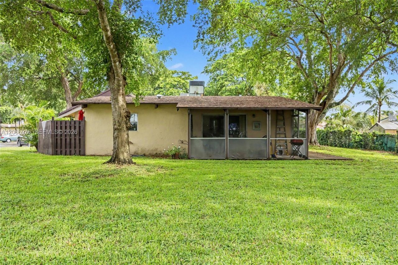139 Essex Rd , Unit 4-28, Hollywood, FL 33024 Photo