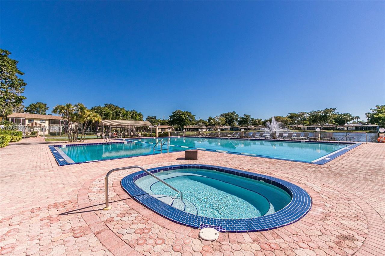 139 Essex Rd , Unit 4-28, Hollywood, FL 33024 Photo