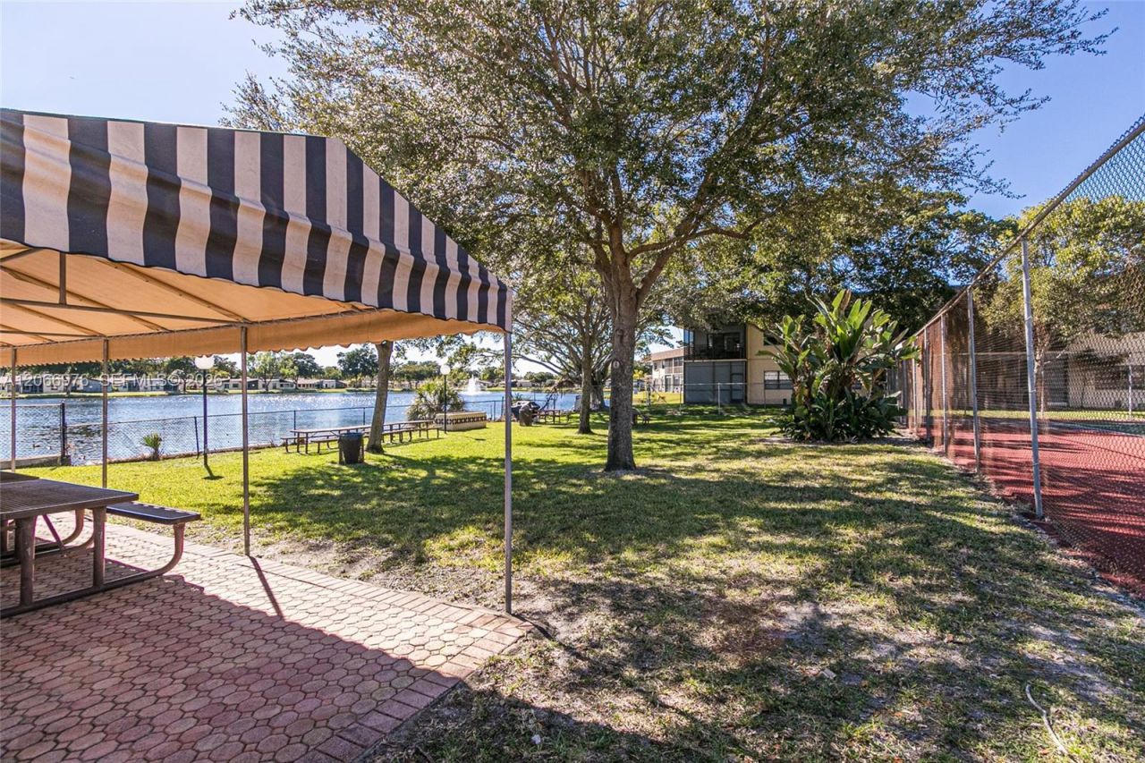 139 Essex Rd , Unit 4-28, Hollywood, FL 33024 Photo