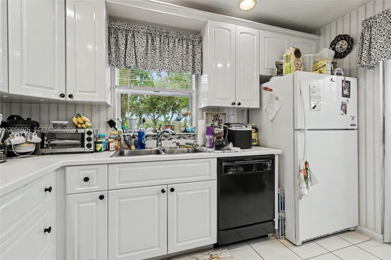 139 Essex Rd , Unit 4-28, Hollywood, FL 33024 Photo