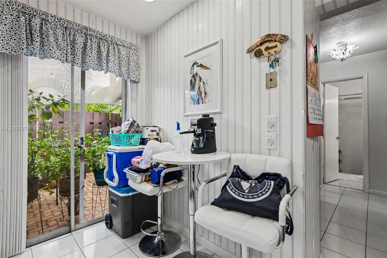 139 Essex Rd , Unit 4-28, Hollywood, FL 33024 Photo