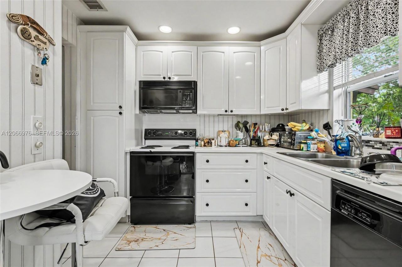 139 Essex Rd , Unit 4-28, Hollywood, FL 33024 Photo