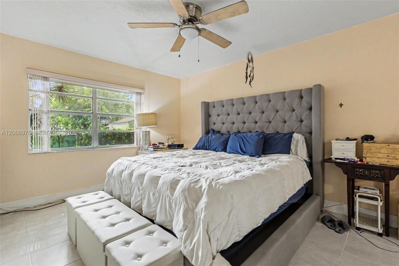 139 Essex Rd , Unit 4-28, Hollywood, FL 33024 Photo