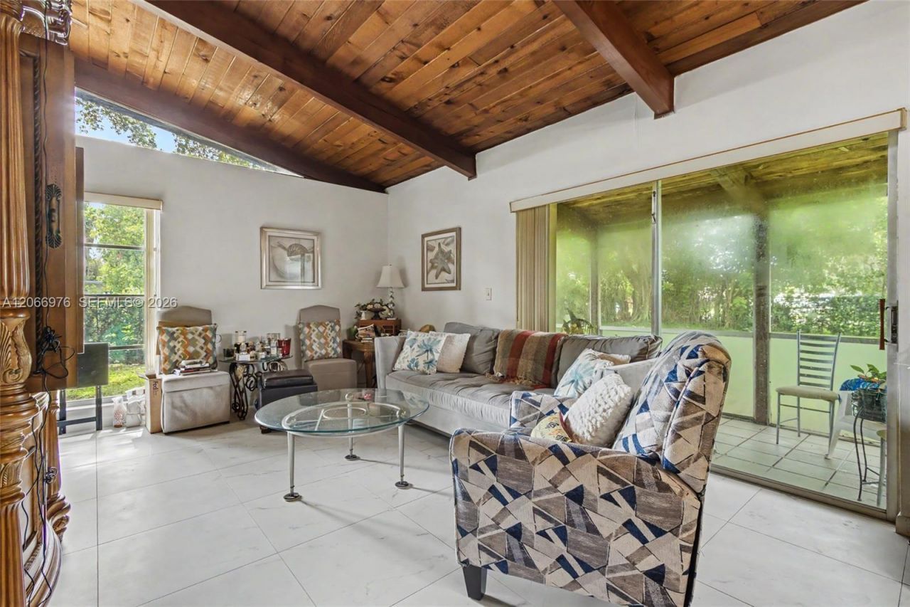 139 Essex Rd , Unit 4-28, Hollywood, FL 33024 Photo