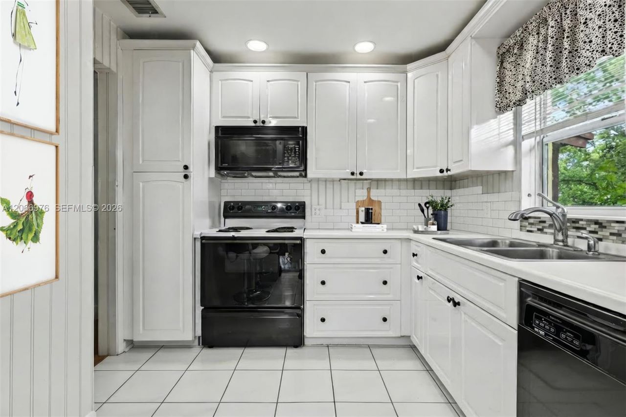 139 Essex Rd , Unit 4-28, Hollywood, FL 33024 Photo