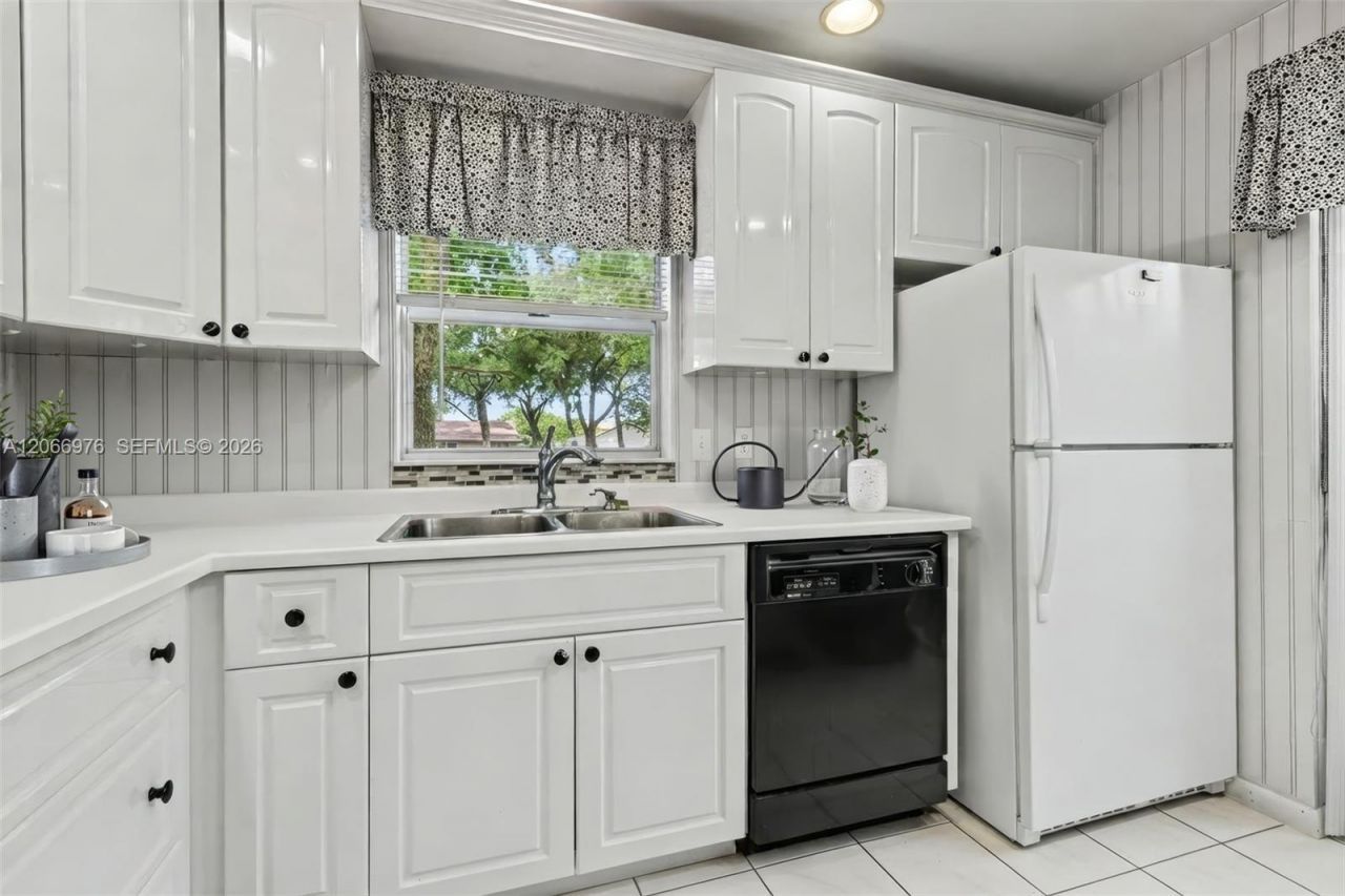 139 Essex Rd , Unit 4-28, Hollywood, FL 33024 Photo
