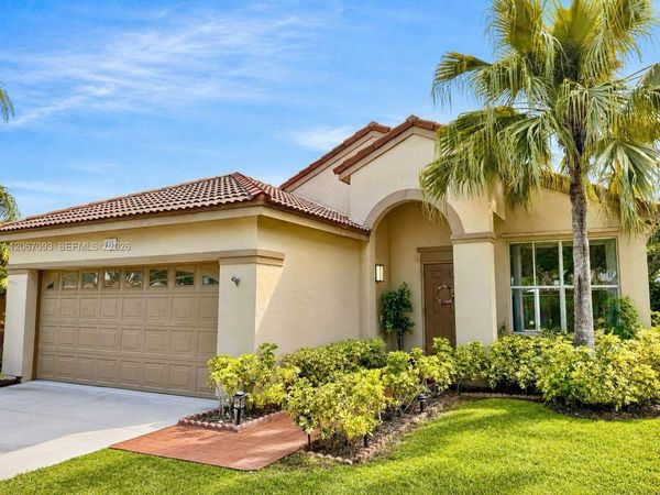825 Falling Water Rd , Weston, FL 33326