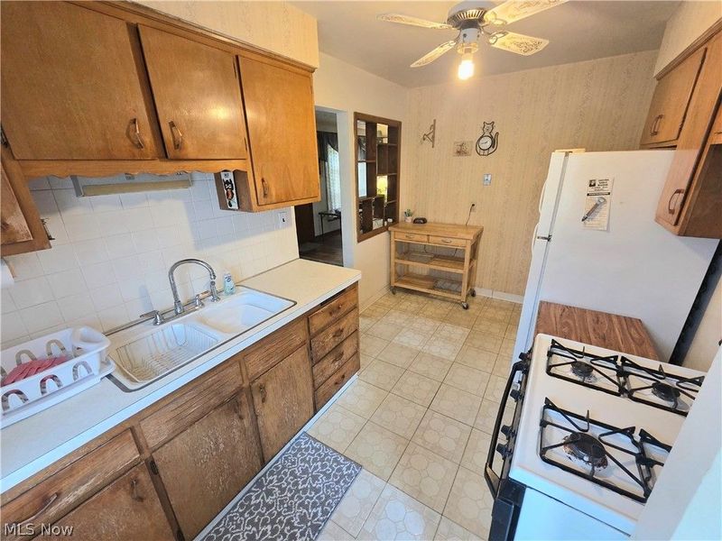 6040 W 54th Street, Parma, OH 44129 Photo 4