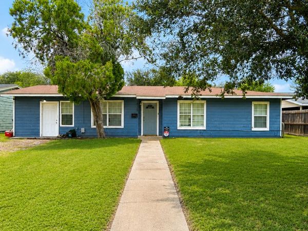 1015 E Randall, Beeville, TX 78102