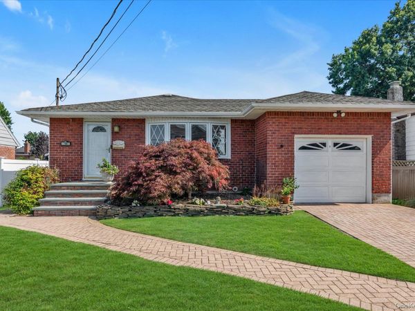 13 Prospect Street , Hicksville, NY 11801