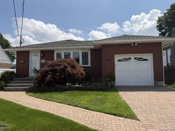 13 Prospect Street , Hicksville, NY 11801