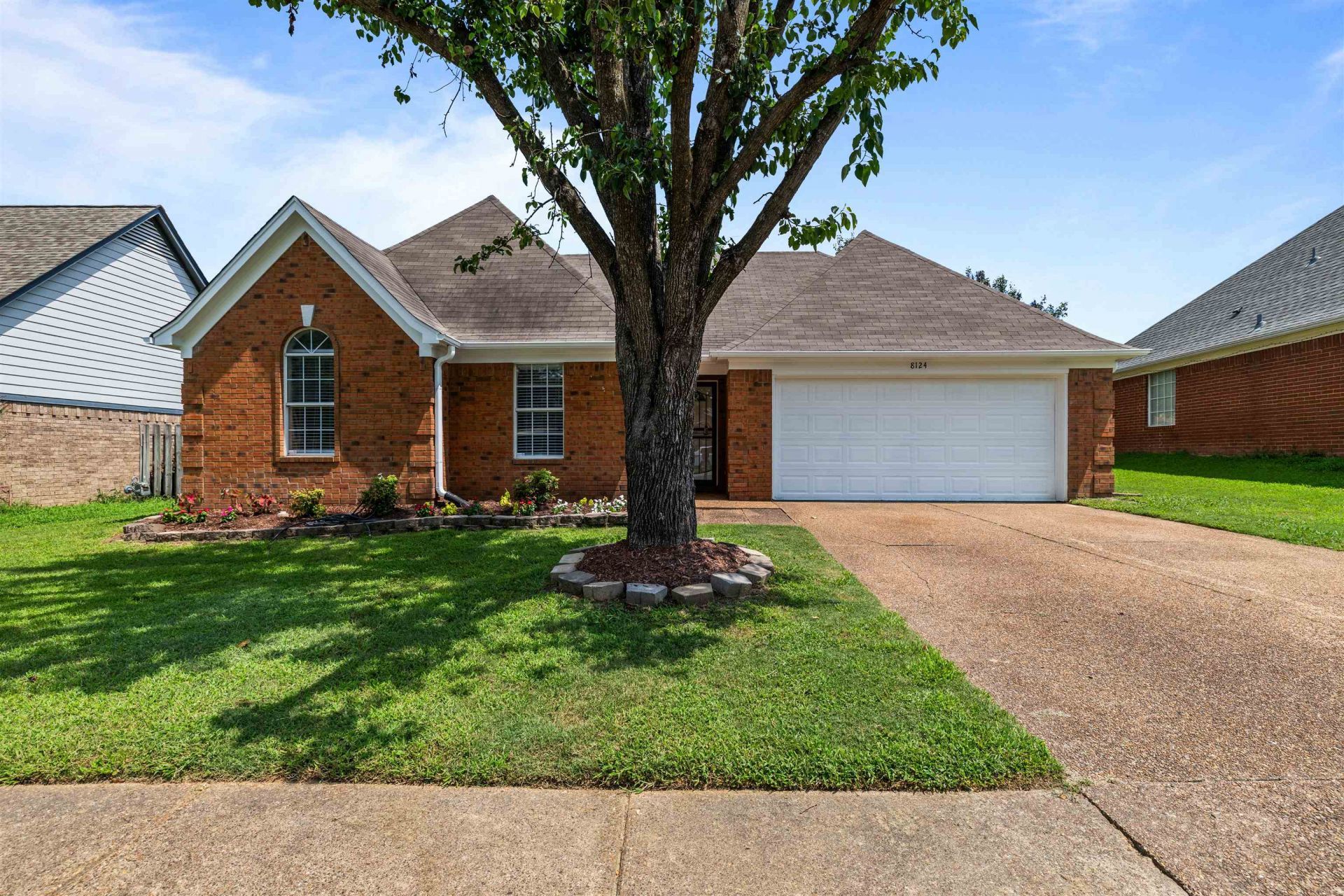 8124 Country Village Dr, Memphis, TN 38016 Main Photo