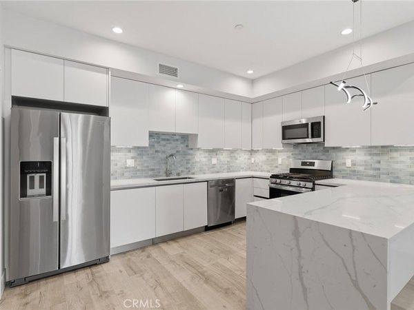 5820 La Mirada Avenue, Unit 302, Hollywood, CA 90038