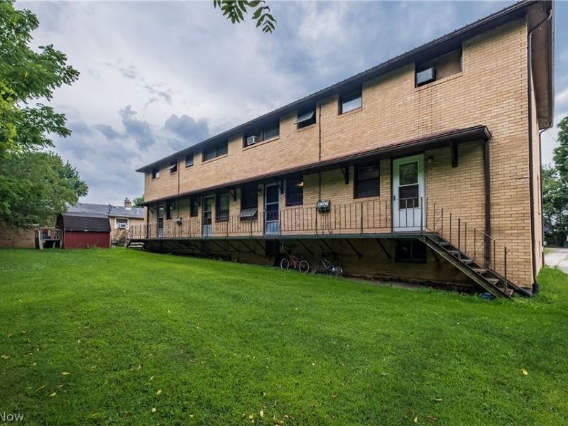 211 Clara Court, Louisville, OH 44641 Photo 2