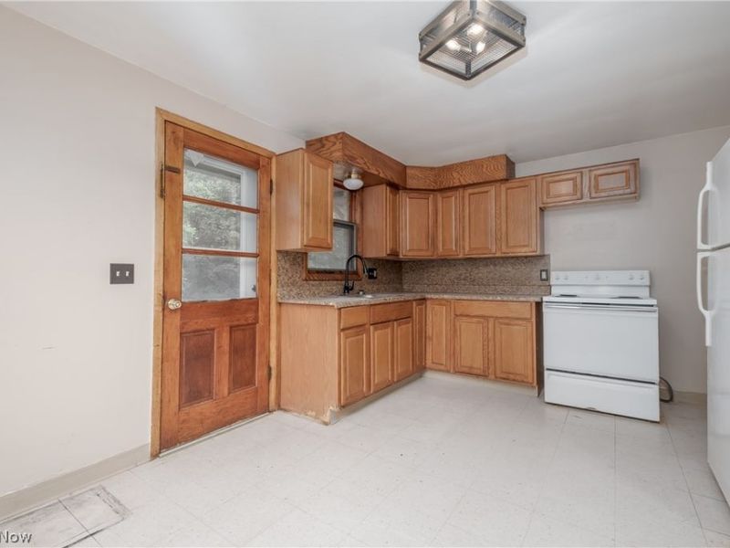 211 Clara Court, Louisville, OH 44641 Photo 8