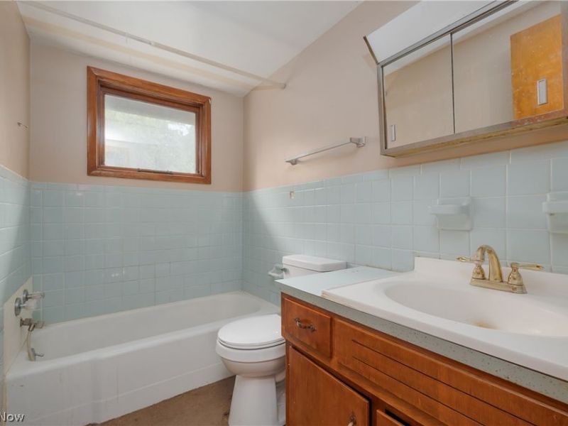 211 Clara Court, Louisville, OH 44641 Photo 9