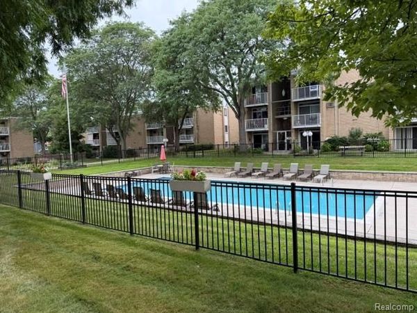 4909 Crooks Road , Unit D-1, Royal Oak, Mi 48073