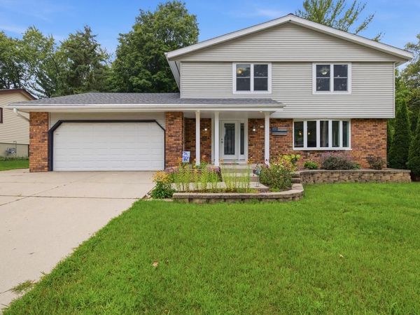 704 Mulberry DRIVE W, West Bend, WI 53090