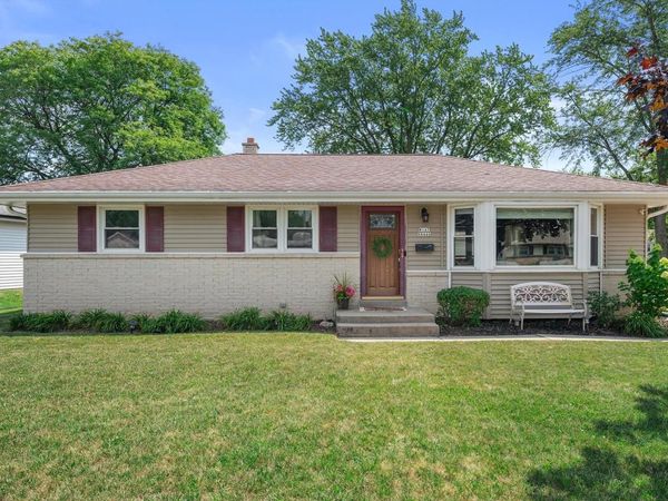 W147N8446 Manchester DRIVE, Menomonee Falls, WI 53051