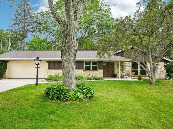 1389 Glenbrook DRIVE, Cedarburg, WI 53012