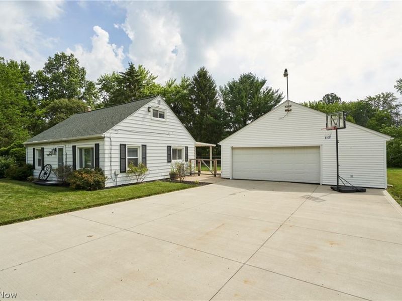 3261 Dewalt Drive , Akron, OH 44312 Photo 2