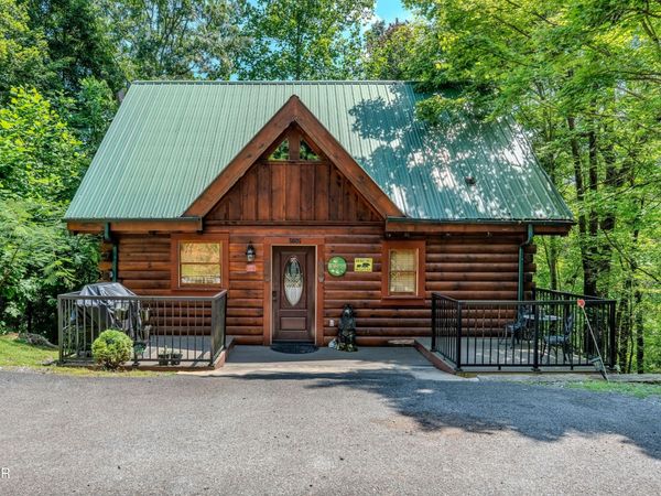 2502 N School House Gap Road , Sevierville, TN 37876