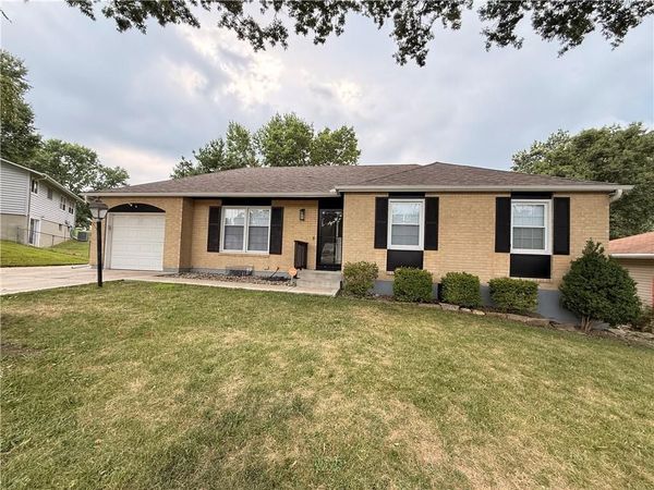 8812 N OAK Trafficway, Kansas City, MO 64155