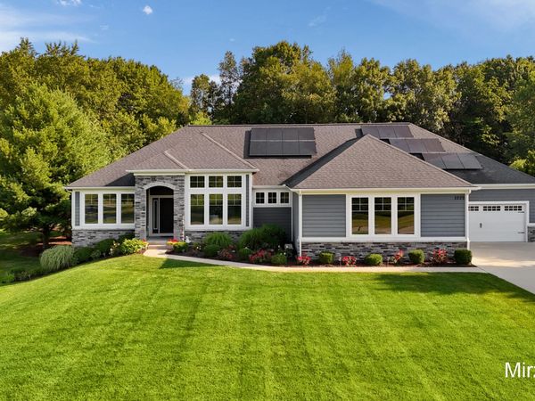 5220 Canyon River Drive NE, Ada, MI 49301