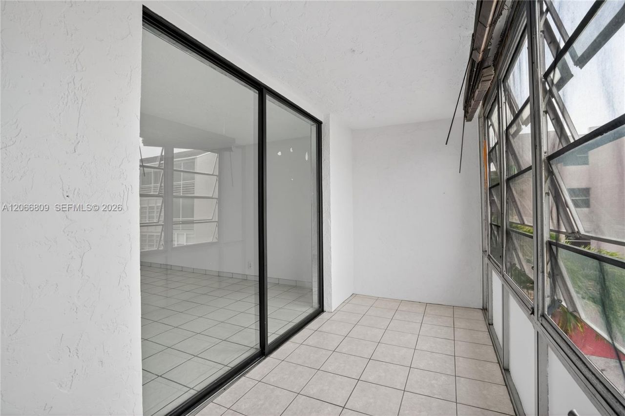 2821 Somerset Dr , Unit 317, Lauderdale Lakes, FL 33311 Photo