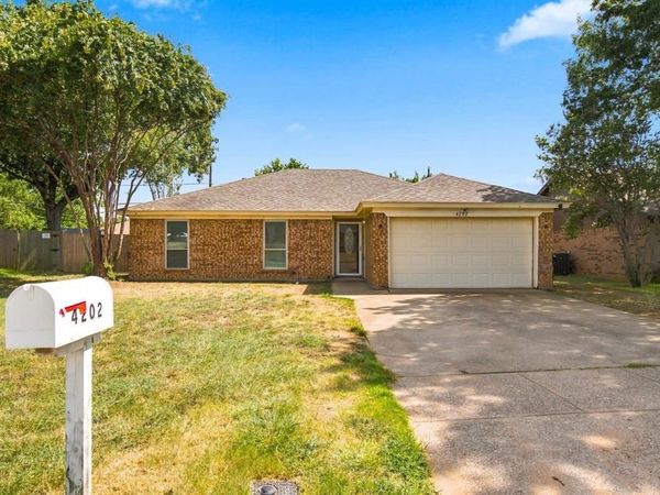 4202 Maple Springs Drive , Arlington, TX 76001