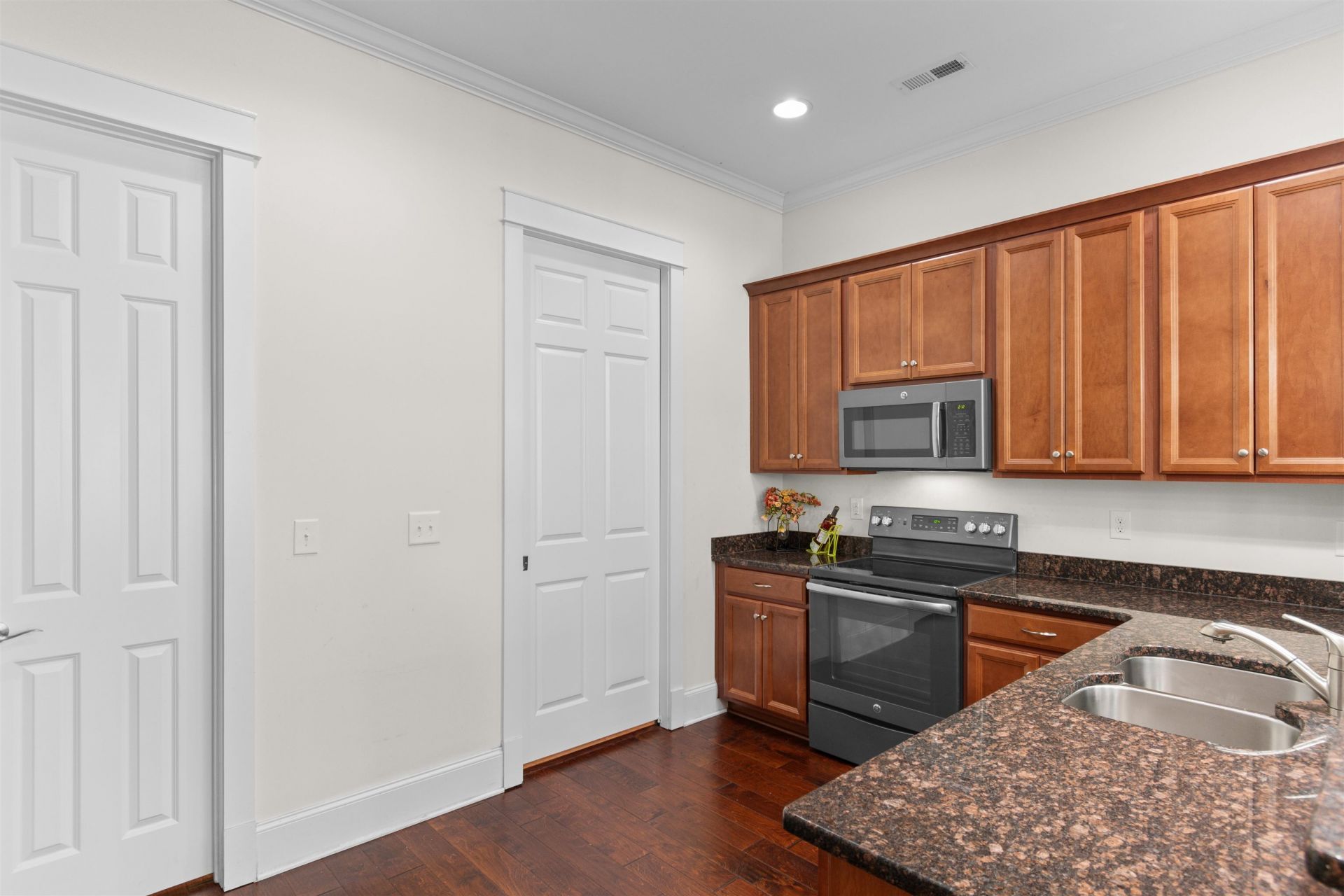1189 Peterson St. Photo 11