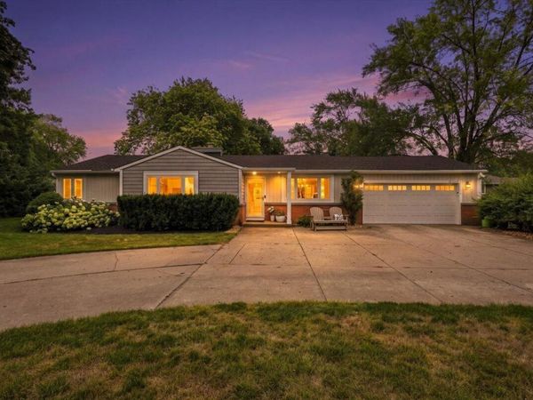 17265 Country LANE, Brookfield, WI 53045