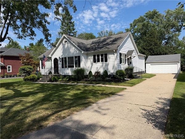 88 Royal Parkway E, Buffalo, NY 14221