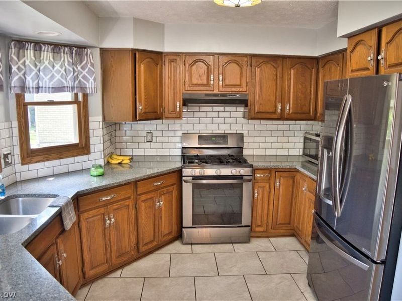 2758 Parkplace Drive , Uniontown, OH 44685 Photo 4