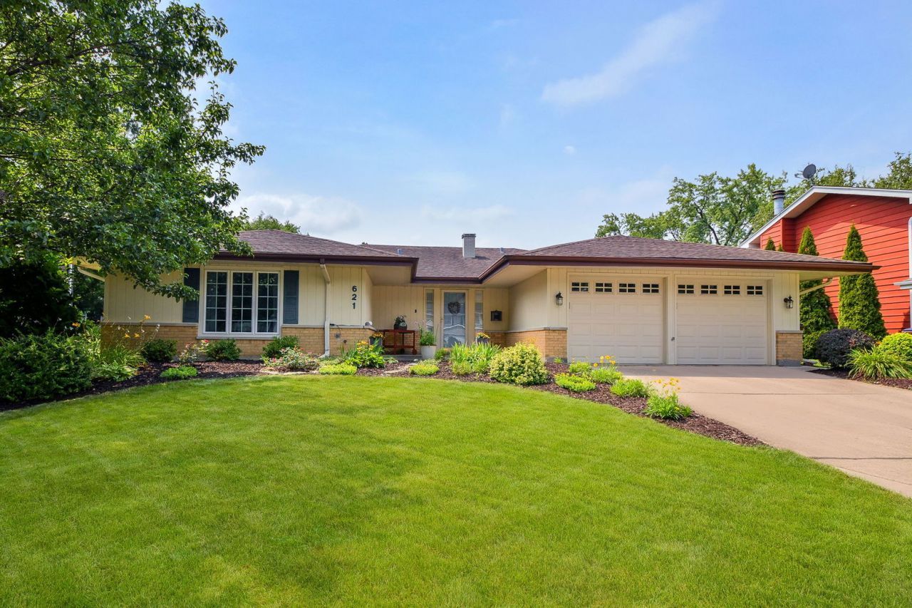 21w621 Buckingham Road, Glen Ellyn, IL 60137 Main Photo