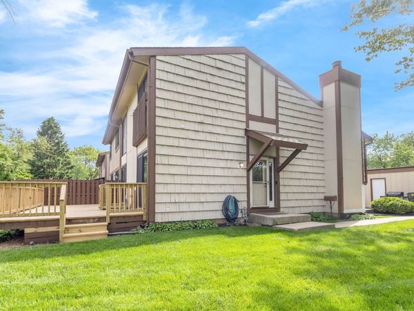 563 N Woodfield Trail, Roselle, IL 60172