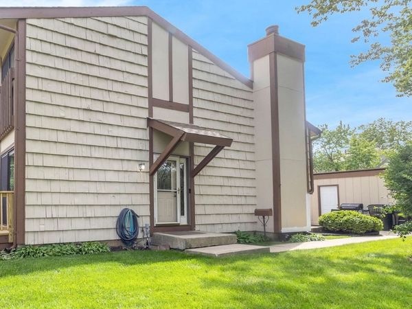 563 N Woodfield Trail , Roselle, IL 60172