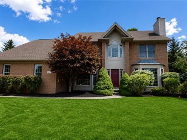 127 Covent Garden Ln, Williamsville, NY 14221