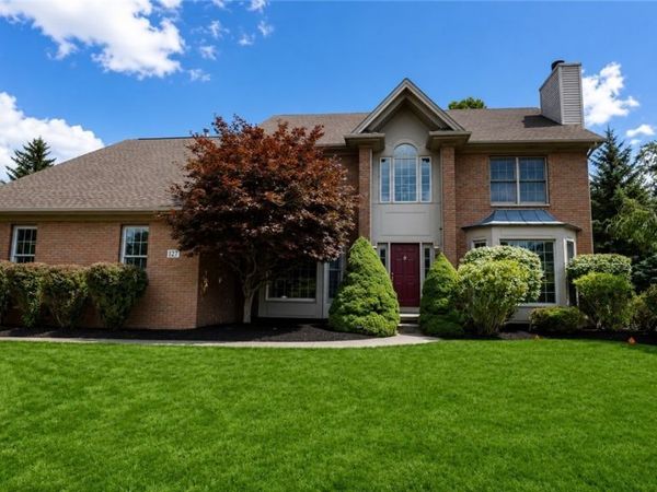127 Covent Garden Ln , Williamsville, NY 14221