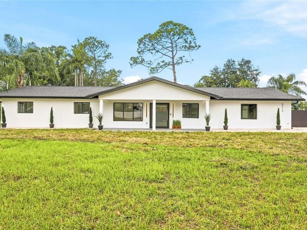 8316 W FOREST CIRCLE , TAMPA, FL 33615