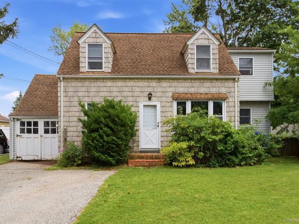 210 Greenlawn Terrace , Copiague, NY 11726