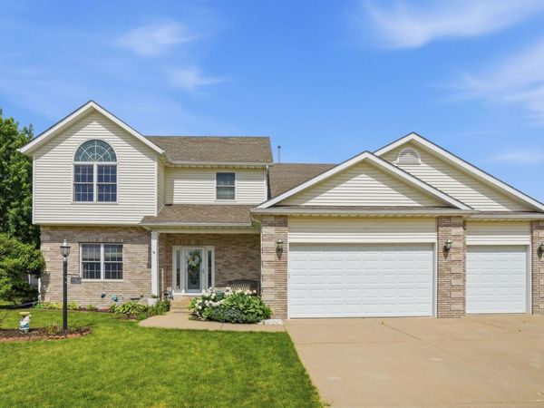 104 PARK VIEW Drive , Eldridge, IA 52748