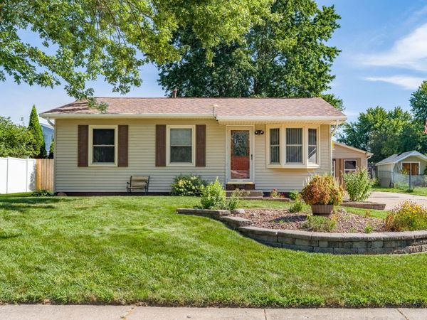 1622 Hitching Post Lane, Davenport, IA 52806