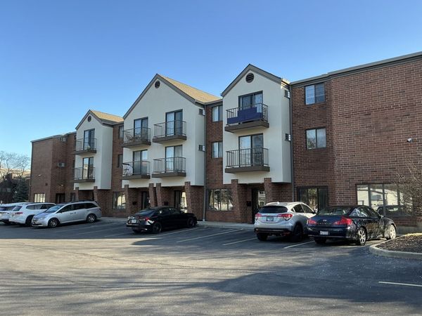 215 E Park Avenue , Unit 202, Libertyville, IL 60048